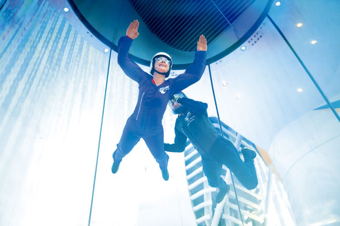Voar & beber: o simulador de paraquedismo, o primeiro em alto-mar, dá a sensação de queda livre com a segurança de estar a poucos metros do chão. (Foto: Divulgação)