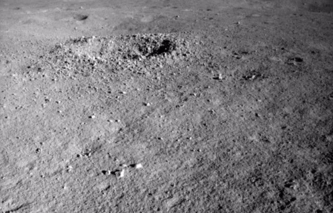 A substância gelatinosa foi achada próxima à uma cratera lunar  (Foto: China Lunar Exploration Project)
