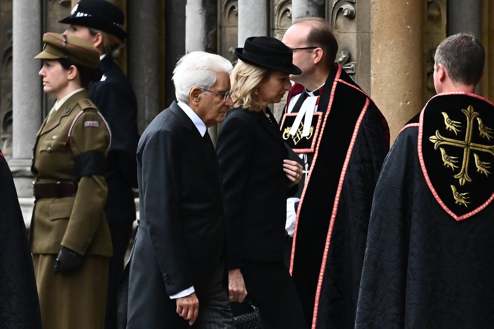 Presidente da Itália, Sergio Mattarella, ao lado de sua filha Laura Mattarella entrando na Abadia de Westminster — Foto: Marco BERTORELLO / AFP