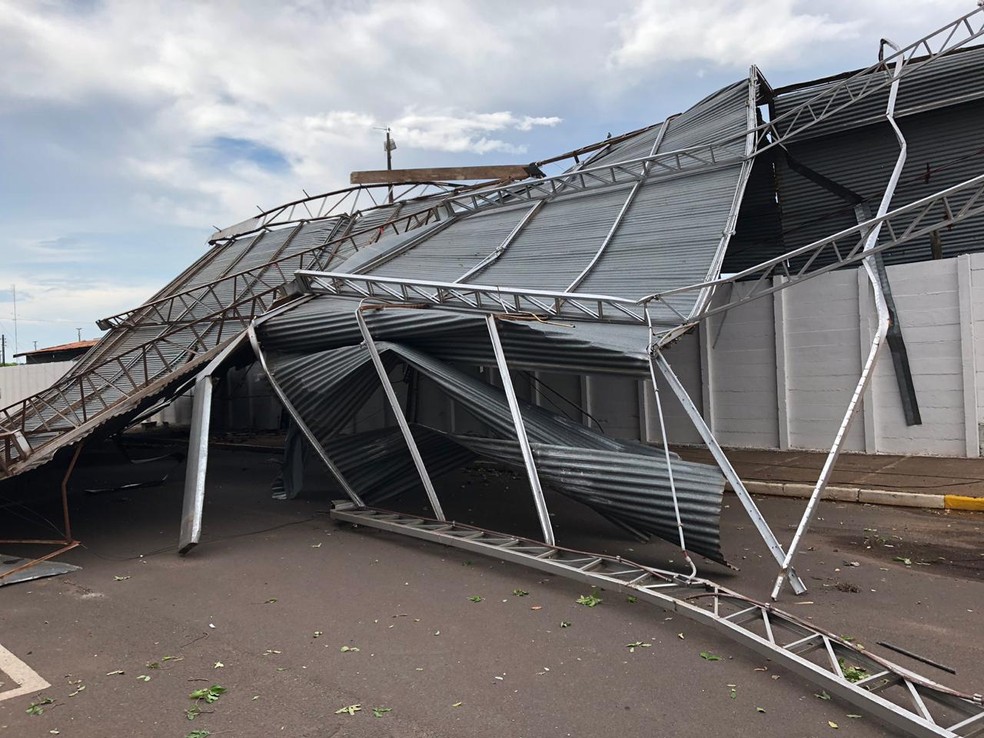 Vendaval derrubou cobertura no Poliesportivo de Adamantina — Foto: David de Tarso/TV Fronteira
