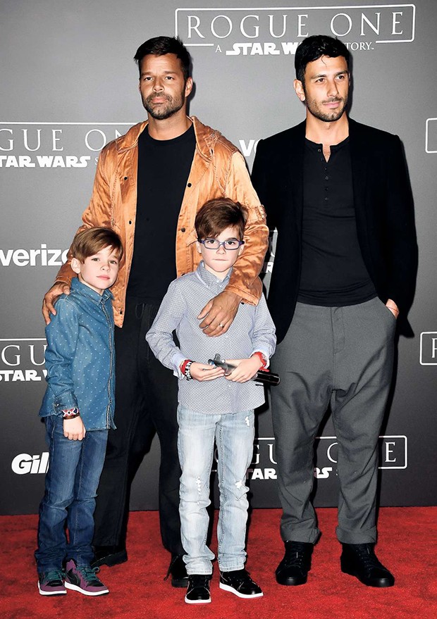  Ricky Martin e Jwan Yosef com   Valentino e Matteo Martin na première de Rogue One: Uma História Star Wars, em Hollywood, no sábado (10)  (Foto:  )