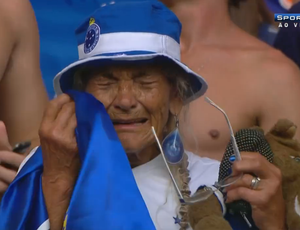 Com mascote em mãos, torcedora idosa se emociona com Cruzeiro