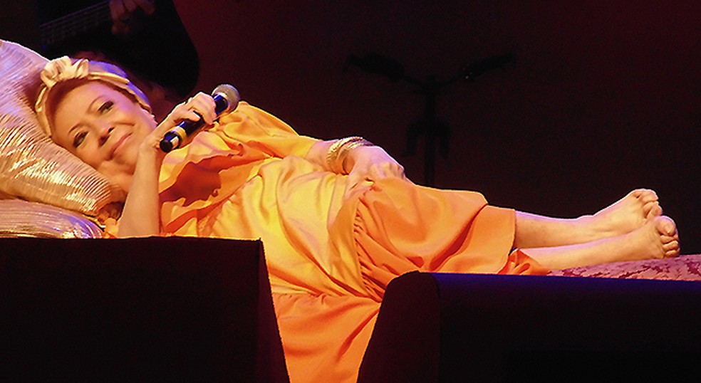 Beth Carvalho canta deitada em show com o grupo Fundo de Quintal (Foto: Mauro Ferreira)
