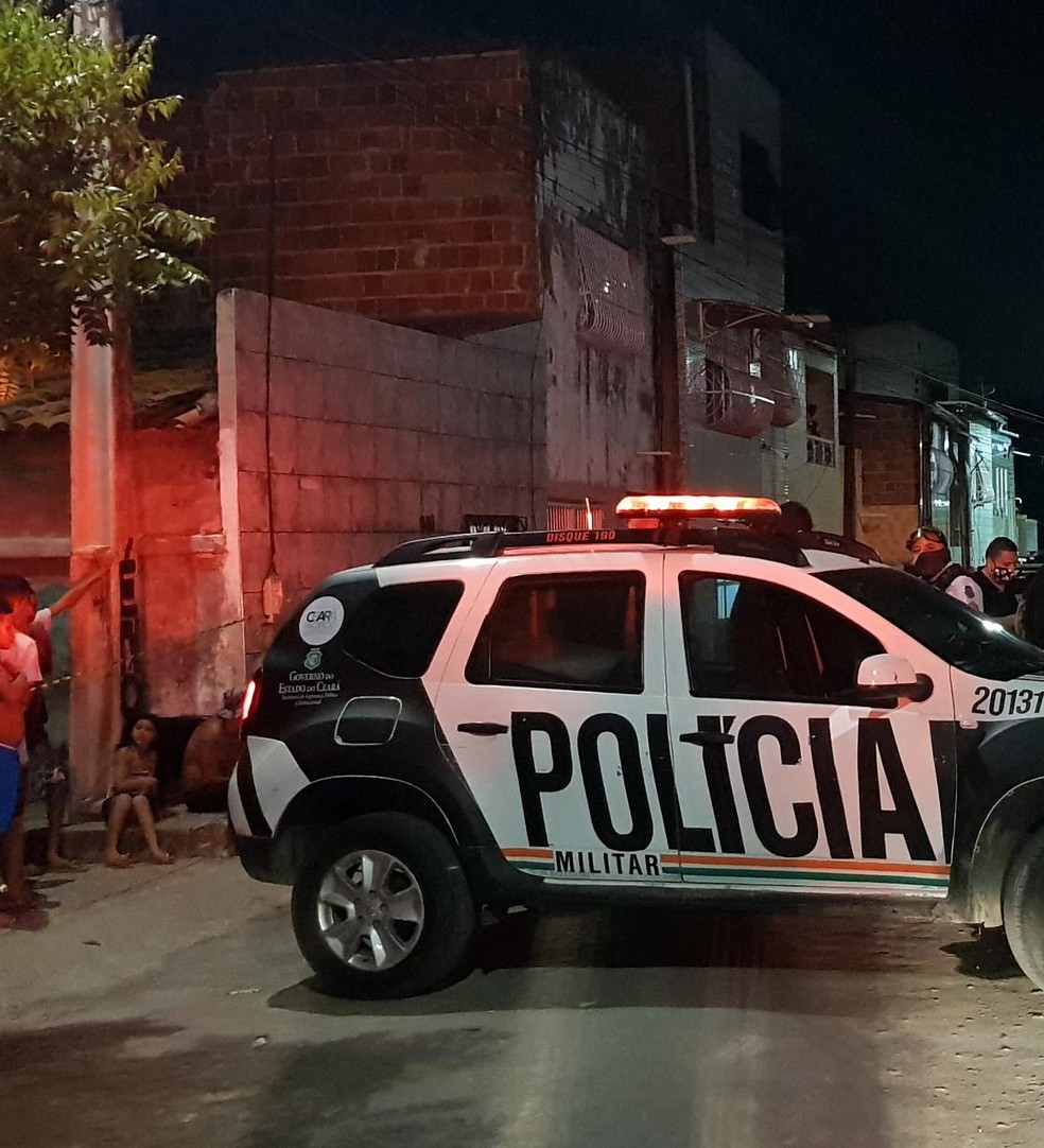 Ciclista é morto a tiros na rua Santa Inês, no bairro Pirambu. — Foto: Rafaela Duarte/ SVM