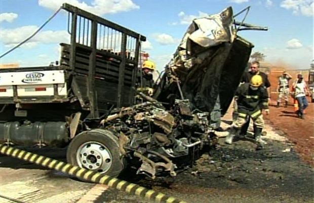Caminhoneiros morrem em acidente na BR-060, próximo a Acreúna, Goiás (Foto: Reprodução/TV Anhanguera)