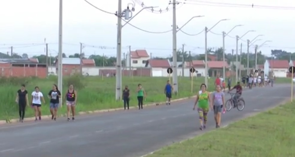 Moradores caminham e fazem exercícios em espaços públicos de Rio Branco durante a quarentena — Foto: Reprodução/Rede Amazônica Acre