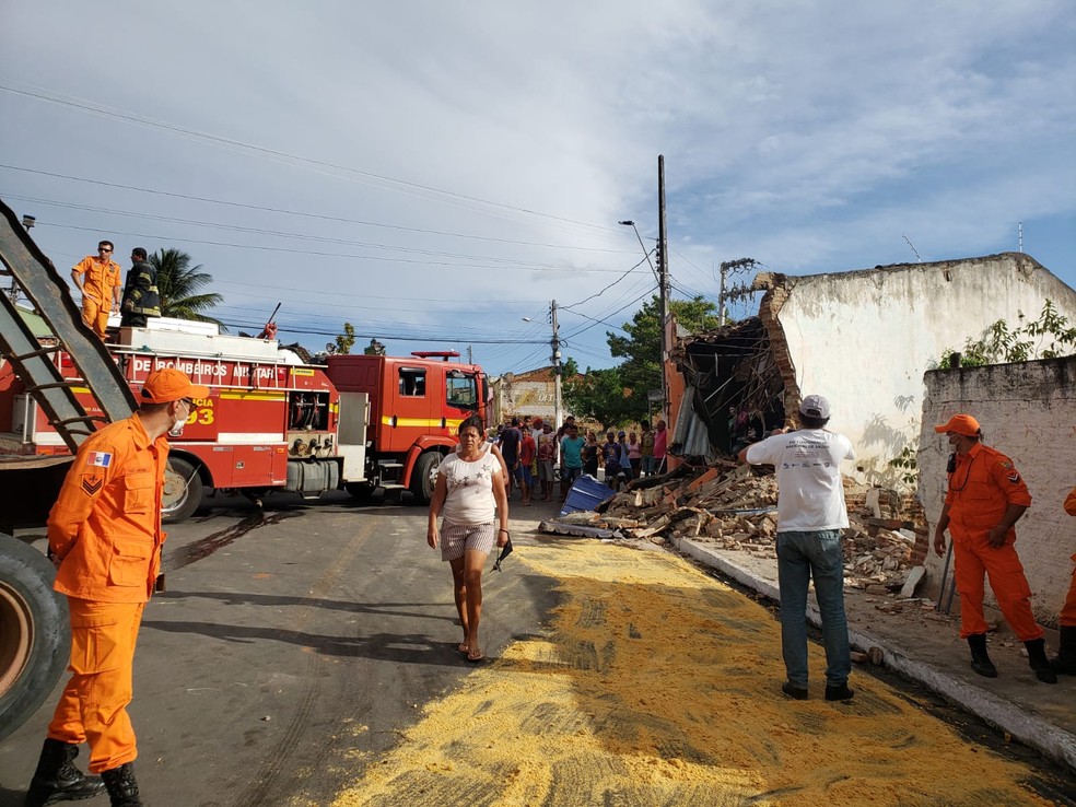 Pó de serra foi usado para evitar incêndio e acidentes com outros veículos — Foto: Assessoria Corpo de Bombeiros