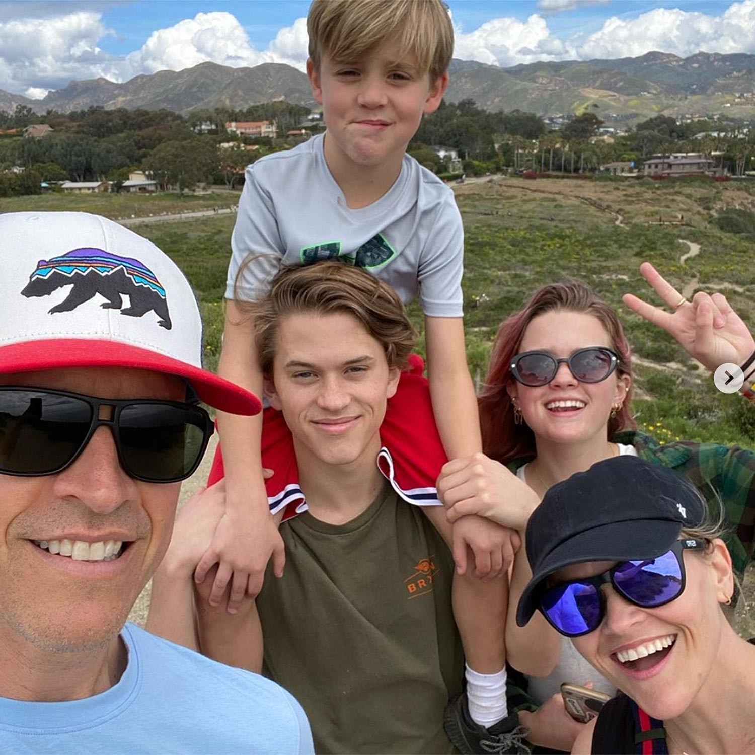 Reese Witherspoon, o marido Jim Toth e os três filhos (Foto: Instagram)