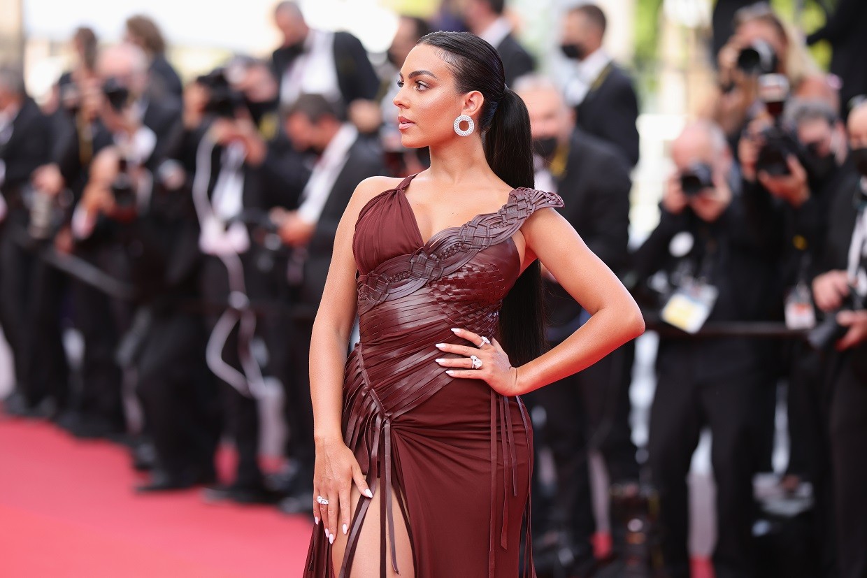 Georgina Rodriguez atravessa tapete vermelho em Cannes (Foto: Getty Images)