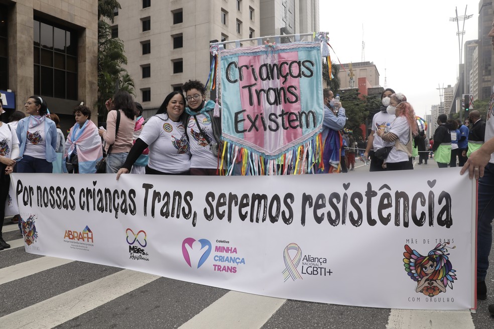 A assistente administrativa Tatiana Rezende, 43, e o estudante Liam Rodrigues, 17 na Parada LGBT+ — Foto: Celso Tavares/g1