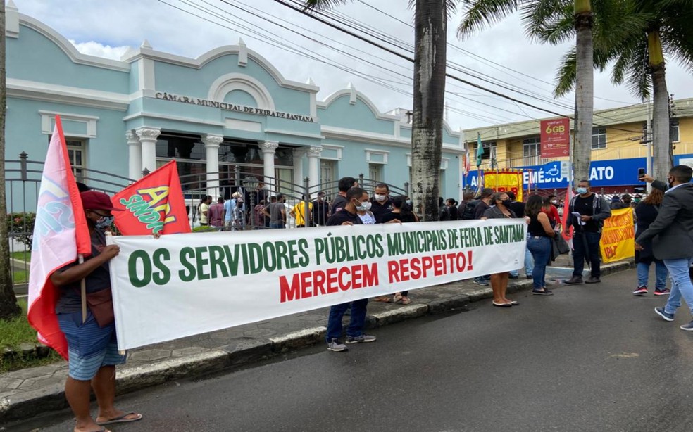 Servidores públicos realizam protesto em Feira de Santana — Foto: Mairan Reis/APLB Feira de Santana