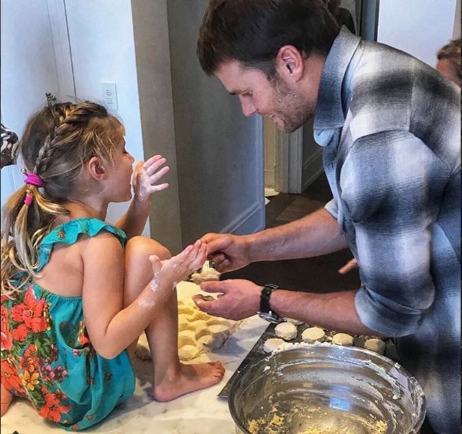 Filha de Gisele Bundchen, a pequena Vivian e o pai, o jogador Tom Brady fazem biscoitos (Foto: Reprodução Instagram)