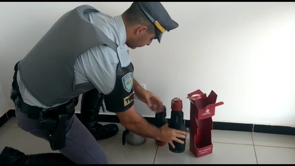 Homem é preso em Avaré por transportar cocaína líquida em garrafas dentro de ônibus — Foto: Divulgação/Policia Rodoviária 