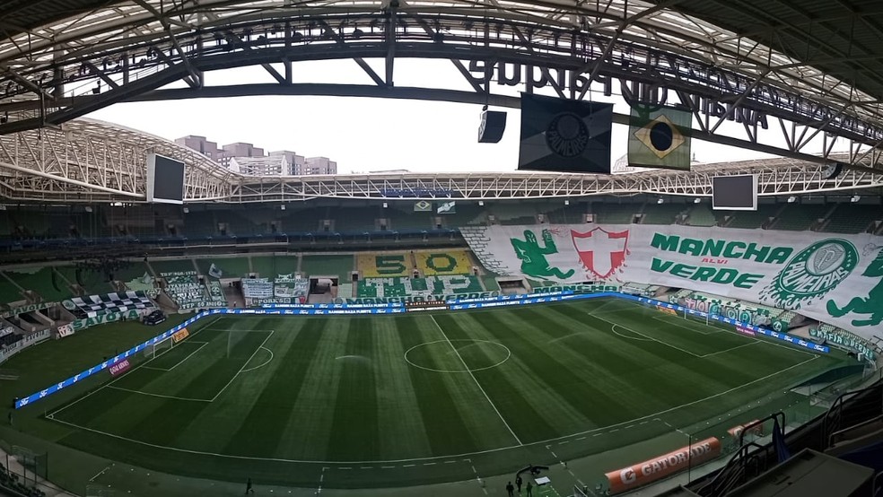 Palmeiras recebe multa da Conmebol por publicidade na arena; auxiliar de Abel é suspenso