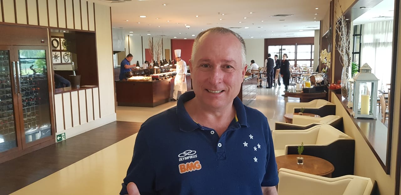 Sósia de Mano Menezes faz sucesso e até confunde alguns torcedores