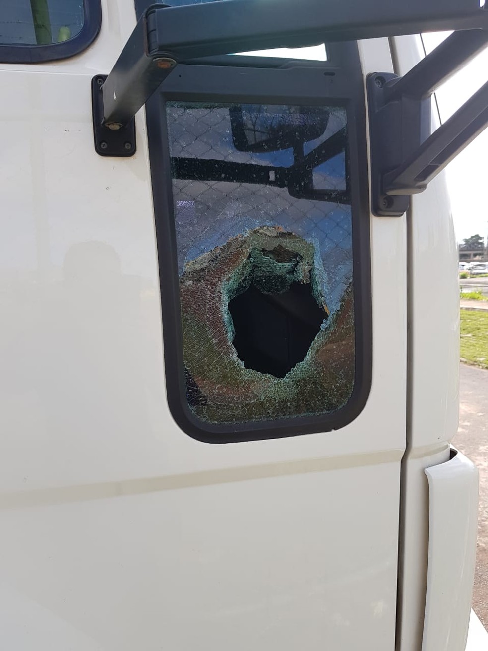 Retrovisor quebrado de veículo em delegacia, no DF — Foto: Arquivo pessoal 