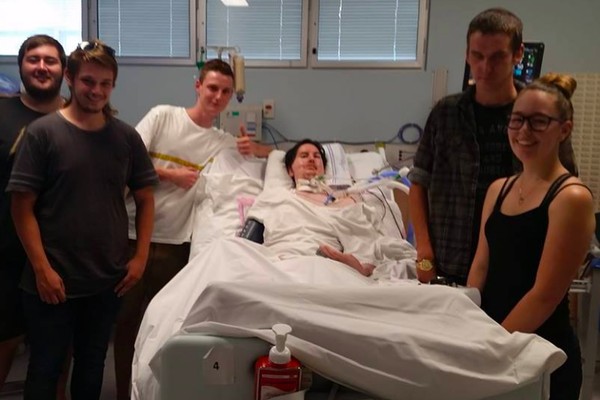O jovem Roan Clarkson com amigos no hospital no qual está internado (Foto: Facebook)