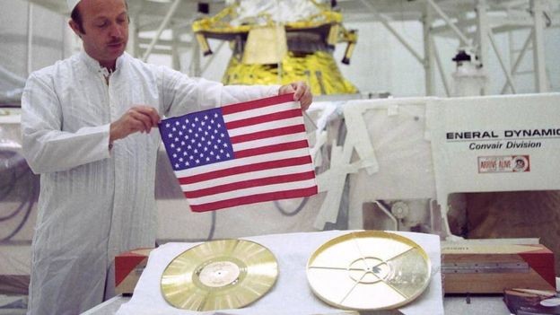 John Casini, diretor do projeto Voyager, mostra o disco 'Sons da Terra' (Foto: NASA via BBC News Brasil)