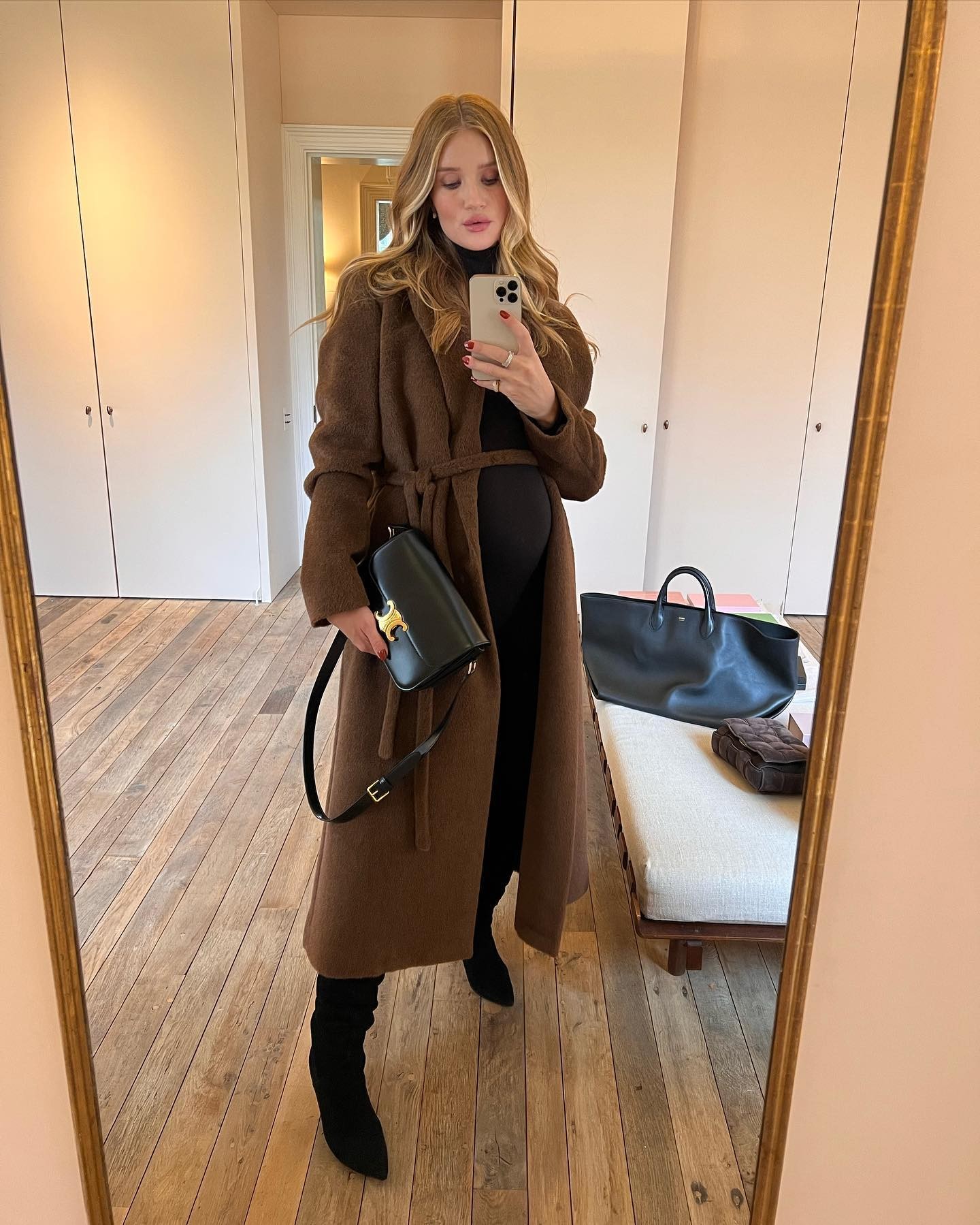 Rosie HW: Combinar perfeitamente um casaco (este é da Totême) com uma bolsa de grife (Celine) é uma assinatura da modelo (Foto: Reprodução/ Instagram)