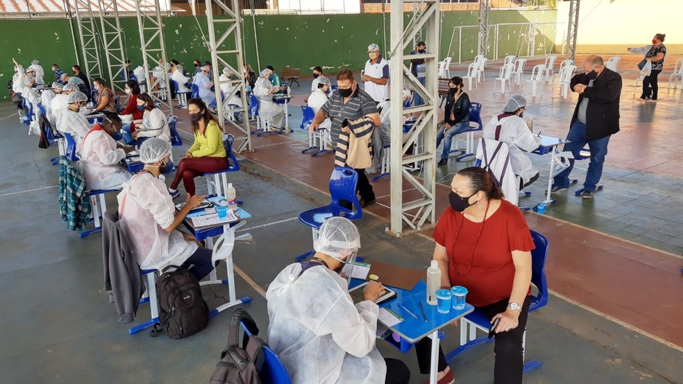 Botucatu vacina moradores com estrutura das eleições — Foto: Fernando Savioli/TV TEM