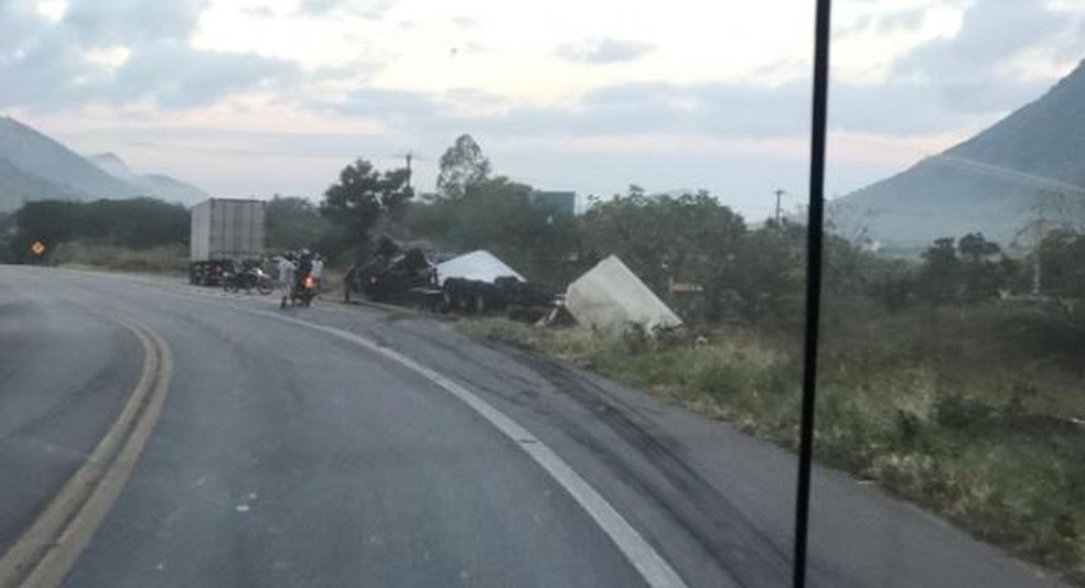 Caminhão tombou no acostamento da BR-222, em Itapajé, na manhã desta quarta-feira (16). — Foto: Reprodução