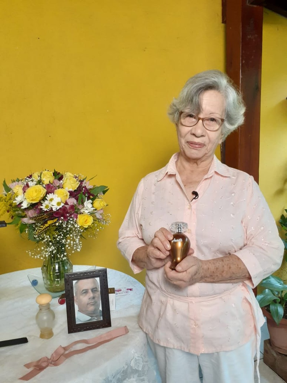 Wanda recebeu os perfumes em casa. — Foto: Arquivo Pessoal