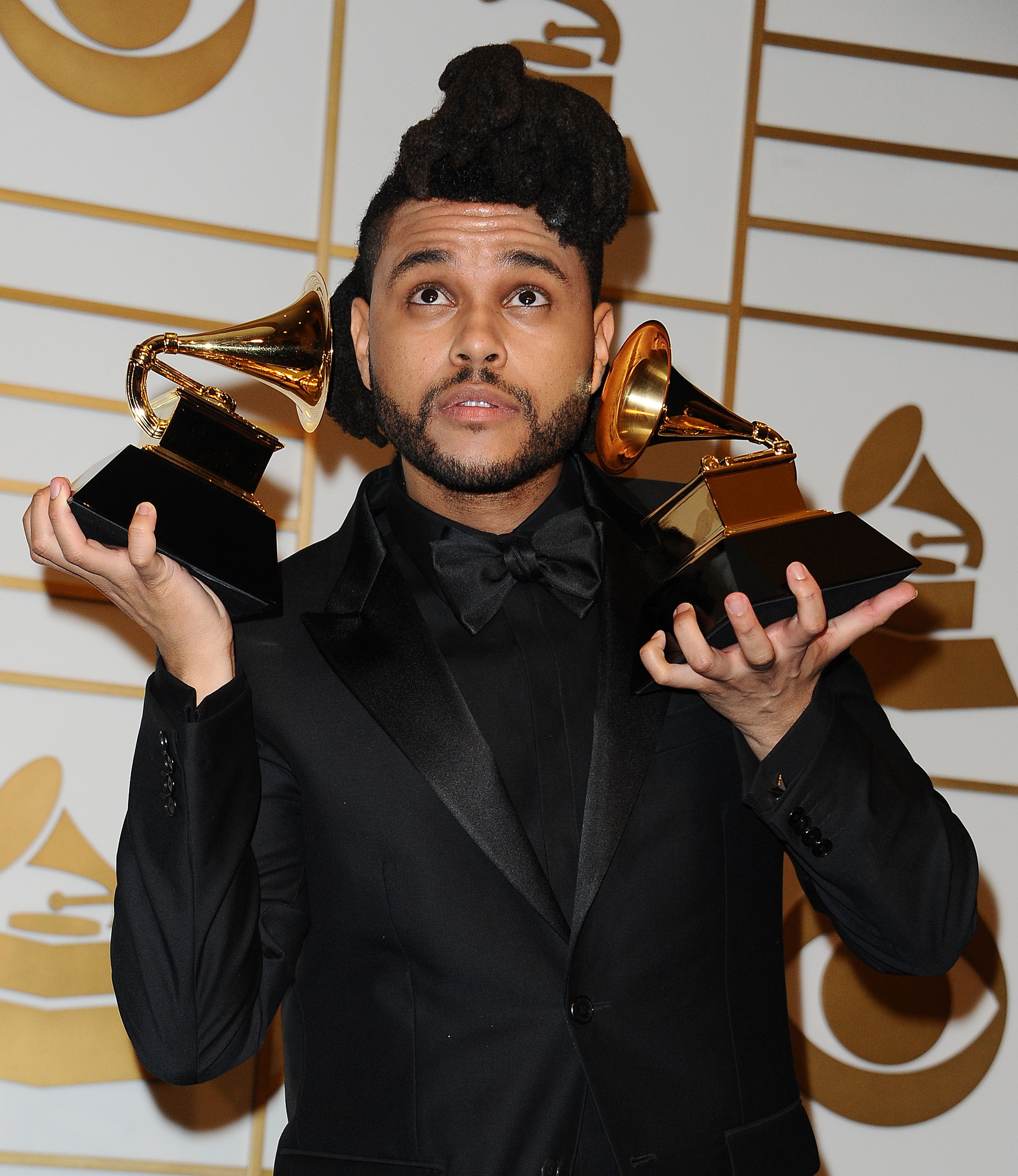 The Weeknd com os dois prêmios do Grammy Awards que ele recebeu em 2016 (Foto: Getty Images)