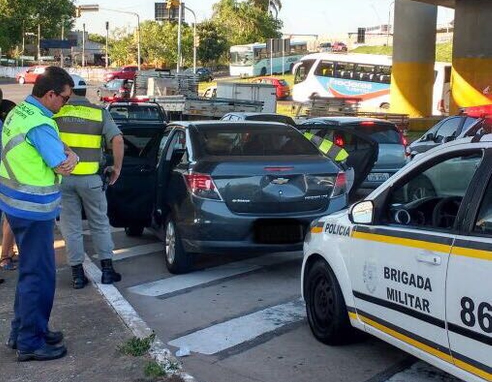 Carro com mais de R$ 30 mil em multas registradas é apreendido em Porto  Alegre | Rio Grande do Sul | G1