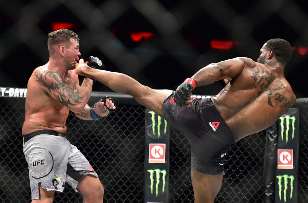 Karl Roberson (dir.) dominou a luta contra Jack Marshman no UFC 230 — Foto: Jason Silva