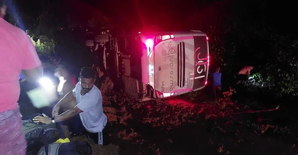 Ônibus com 42 passageiros de 14 povos indígenas do PA tomba na BR-163 em MT