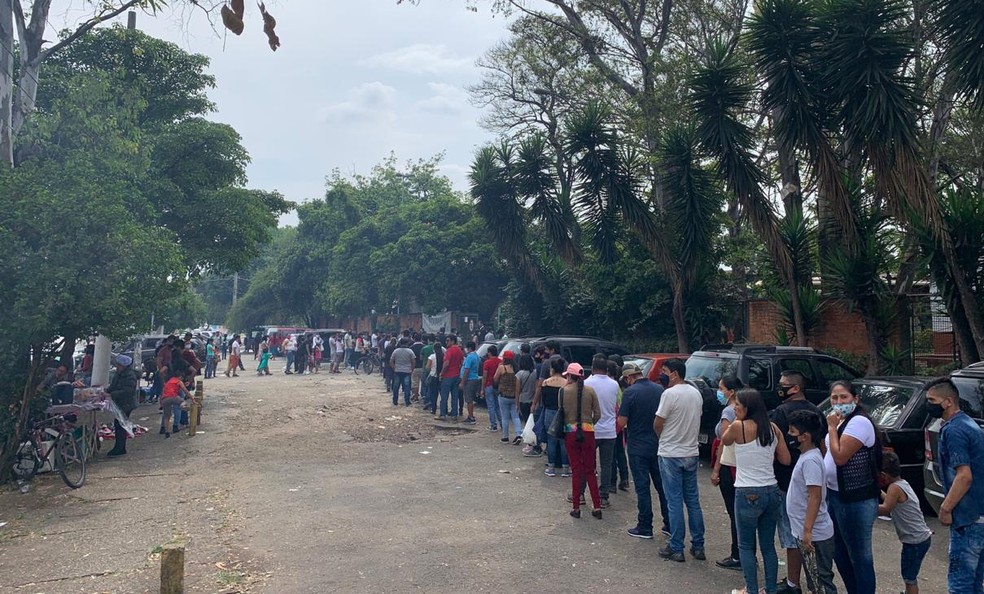 Bolivianos fazem uma longa fila para votar para presidente neste domingo, 18 de outubro, em colégio eleitoral em São Paulo — Foto: Gessyca Rocha/G1