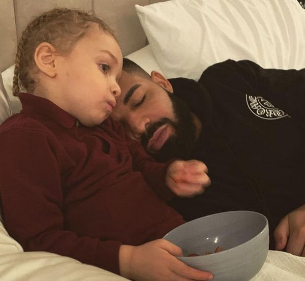 O rapper Drake com o filho (Foto: Instagram)