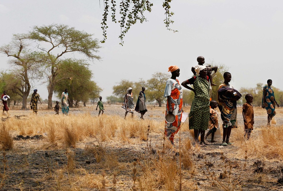 Pessoas se aproximam de clínica improvisada em Thaker, Leer County, no Sudão do Sul — Foto: Siegfried Modola/ Divulgação Médicos Sem Fronteira/Arquivo