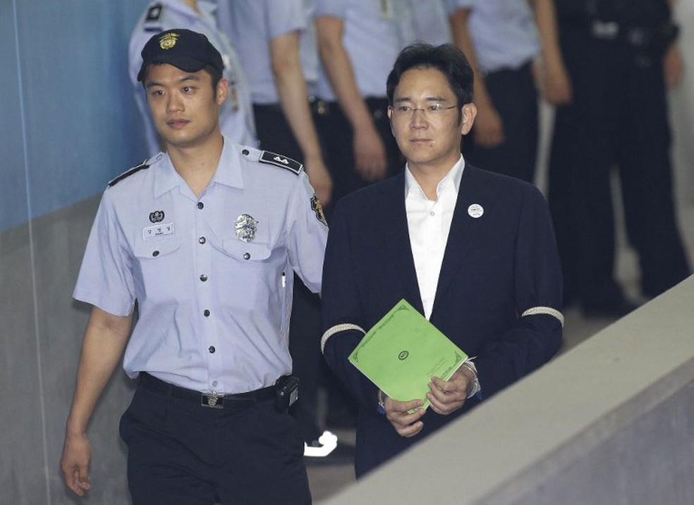 Lee Jae-yong chega para julgamento em tribunal em Seul, na Coreia do Sul, nesta segunda-feira (7)  (Foto: Ahn Young-joon / AFP)
