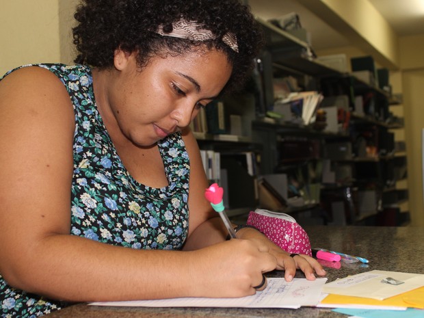 A estudante Jéssica Cristine, de 20 anos, é apaixonada pela escrita (Foto: Fernando Brito/G1)