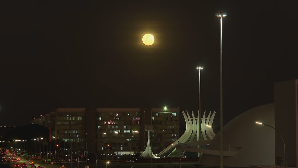 'Superlua dos cervos' no céu de Brasília — Foto: TV Globo/Reprodução