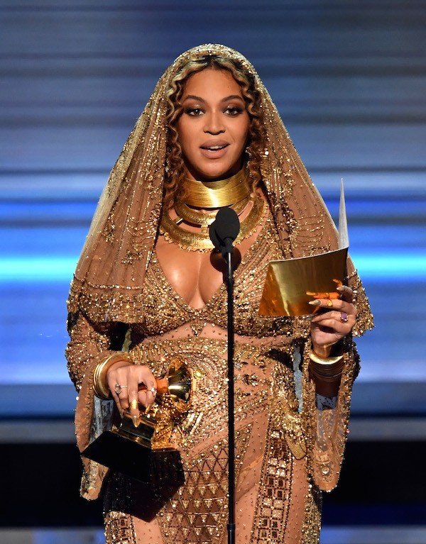 Beyoncé vencedora na categoria que disputou com Rihanna (Foto: Getty Images)