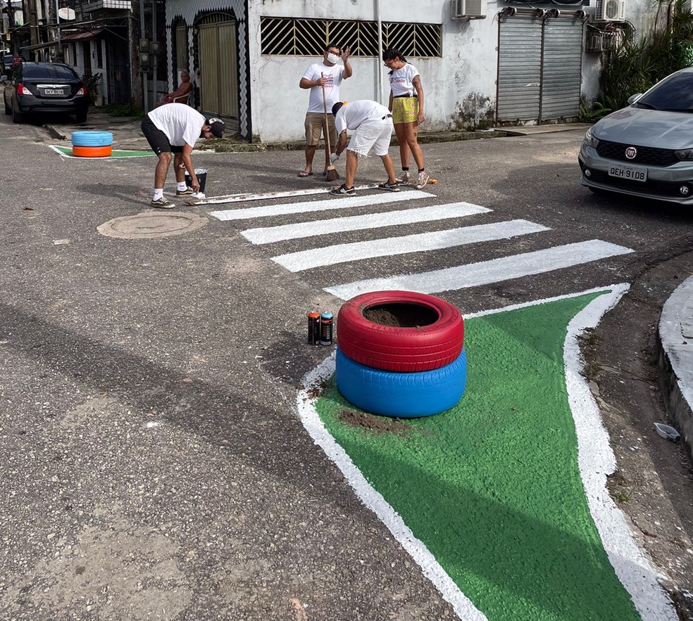 Caminho de escola comunitária no bairro Telégrafo em Belém ganhou faixa de pedestres por comunidade — Foto: Laboratório Cidade/Divulgação
