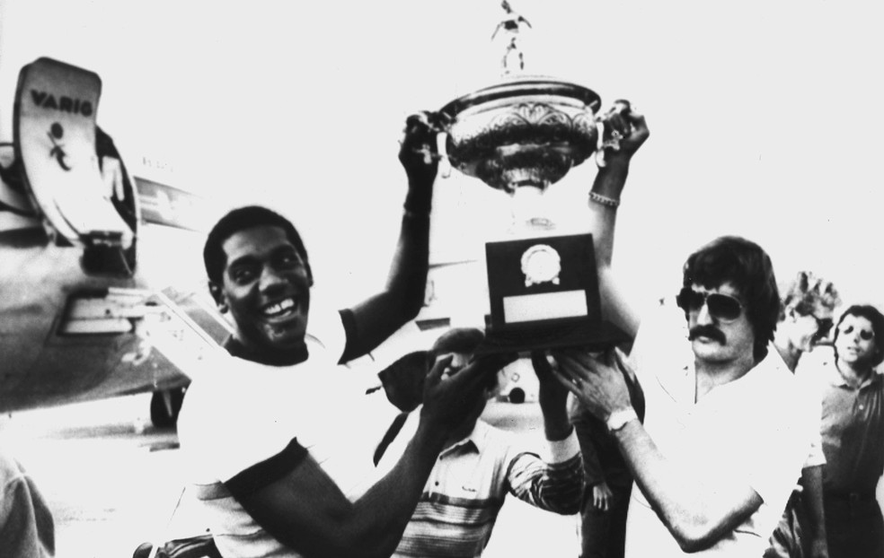 Jairo do Nascimento (à esquerda) e Rafael Cammarota, no jogo entre Bangu e Coritiba, em 1985: título Brasileiro do Coritiba — Foto: Estadão Conteúdo