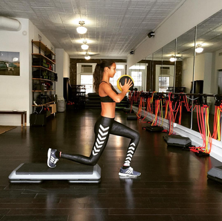 "Eu foco em exercícios de core usando pesos leves nos meus treinos pré-Victoria's Secret Fashion Show", conta Lais Ribeiro