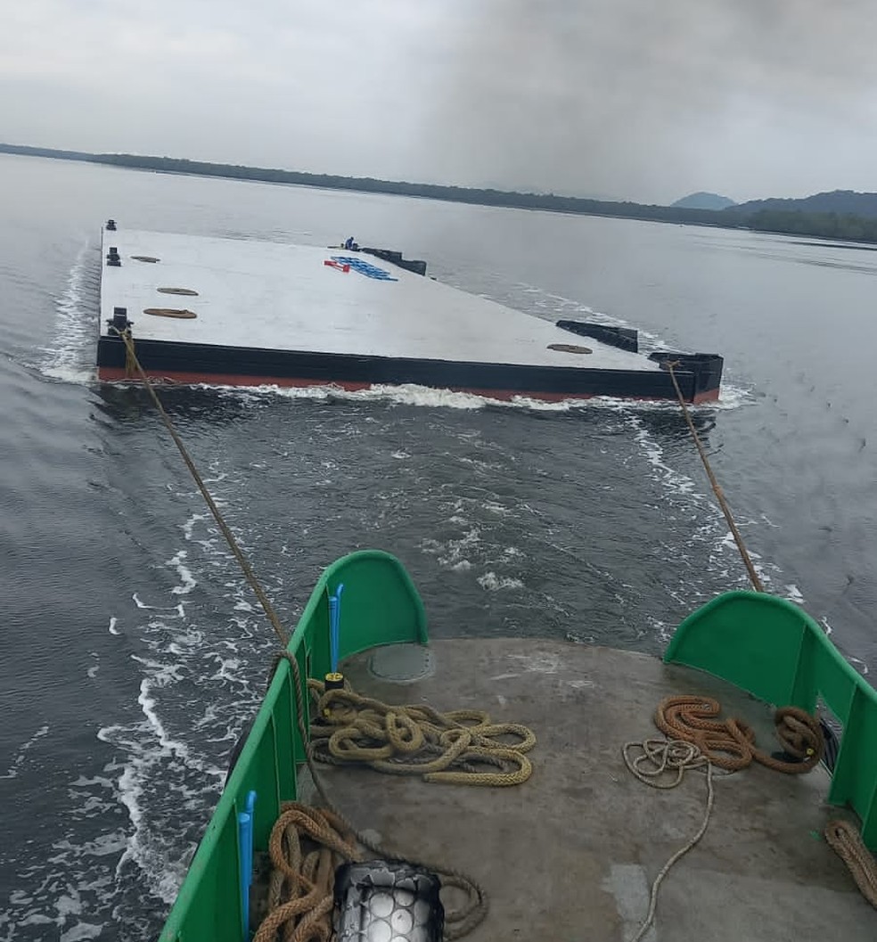 DH iniciou, na manhã desta sexta-feira (1), o transporte do novo flutuante que será instalado na travessia de balsas entre Bertioga e Guarujá — Foto: Divulgação 