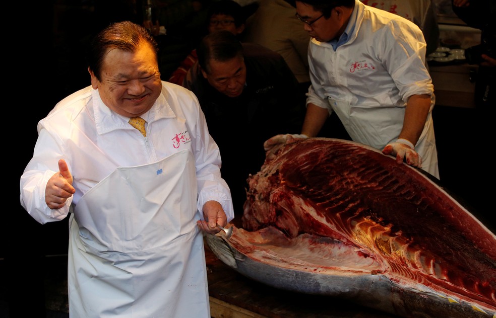 O presidente da Kiyomura Co, Kiyoshi Kimura, que controla a rede de restaurantes japonesa Sushi Zanmai, gesticula depois de cortar um atum de 278 kg que ele arrematou por US$ 3,1 milhões em leilão no mercado de Toyosu, em Tóquio, neste sábado (5) — Foto: Kim Kyung-Hoon/Reuters