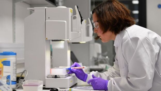 BBC - É importante desenvolver tratamentos eficazes contra o vírus, diz estudo publicado na Science (Foto: Getty Images via BBC News)