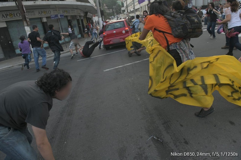 Motorista não parou e atropelou manifestantes que interditavam rua em Niterói na manhã desta sexta (14) — Foto: Reprodução / Redes sociais