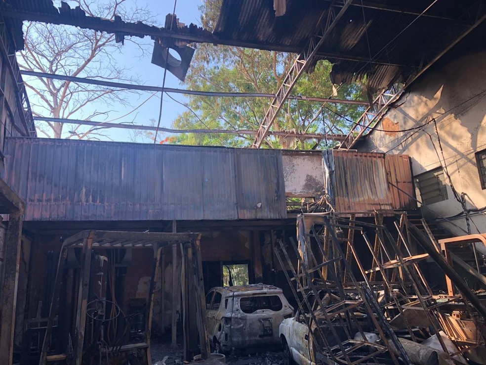 Incêndio destruiu dois carros, uma moto, equipamentos e empilhadeiras que estavam no local  — Foto: Diogo Nolasco/TV TEM
