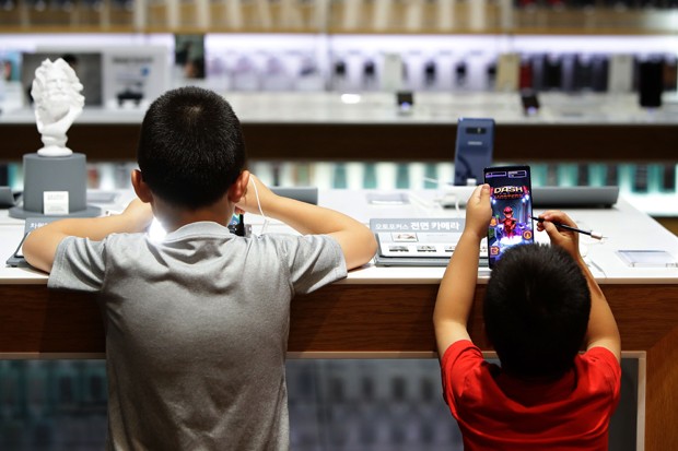 SEOUL, SOUTH KOREA - AUGUST 25:  Children experience Samsung Electronics Galaxy Note 8 smartphone at its shop on August 25, 2017 in Seoul, South Korea. Prosecutors are seeking a 12-year jail sentence. Lee, de facto chief of South Korean conglomerate, face (Foto: Getty Images)