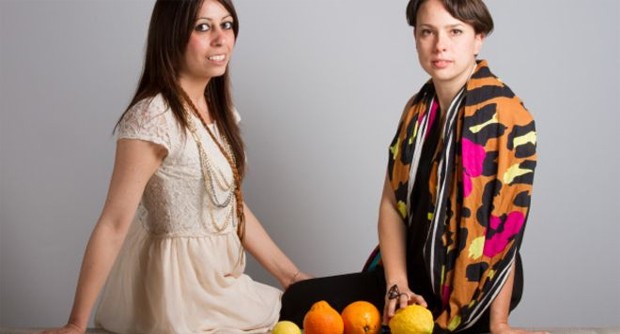 Adriana Santanocito e Enrica Arena criaram uma tecnologia, em parceria com o Instituto Politécnico de Milão, para transformar laranjas em tecido  (Foto: Divulgação)