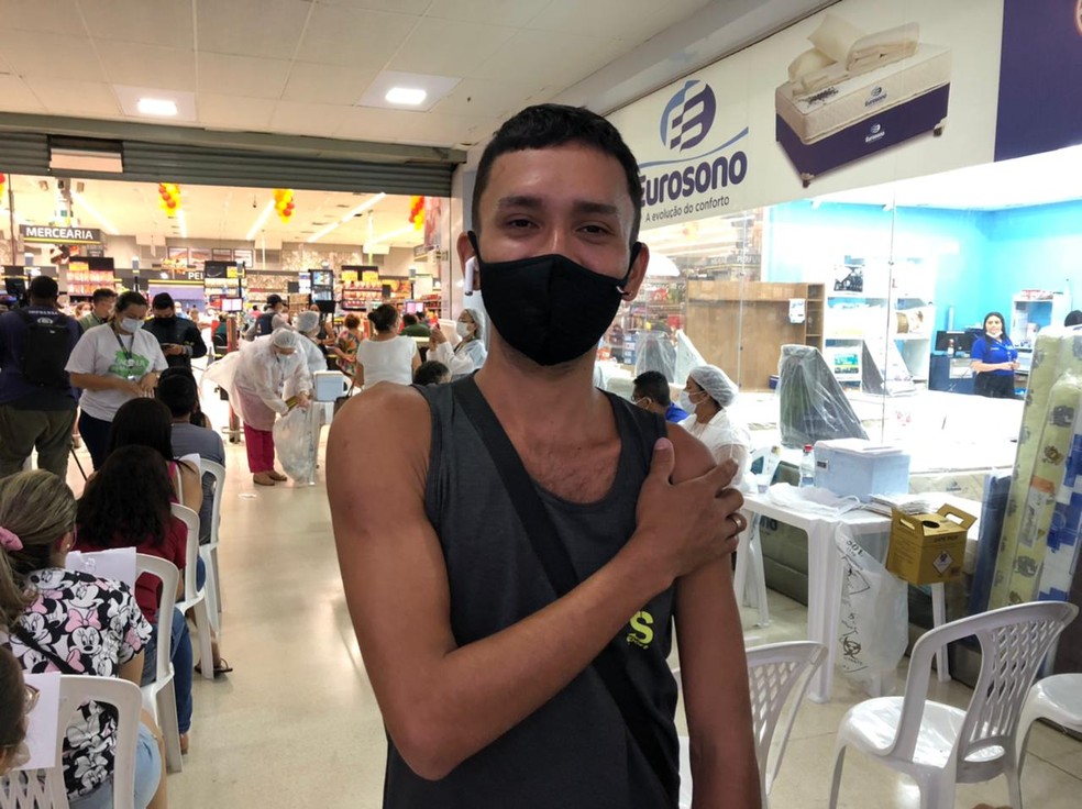 Estudante tomou a vacina contra Covid em um supermercado de Manaus. — Foto: Matheus Castro/g1 AM
