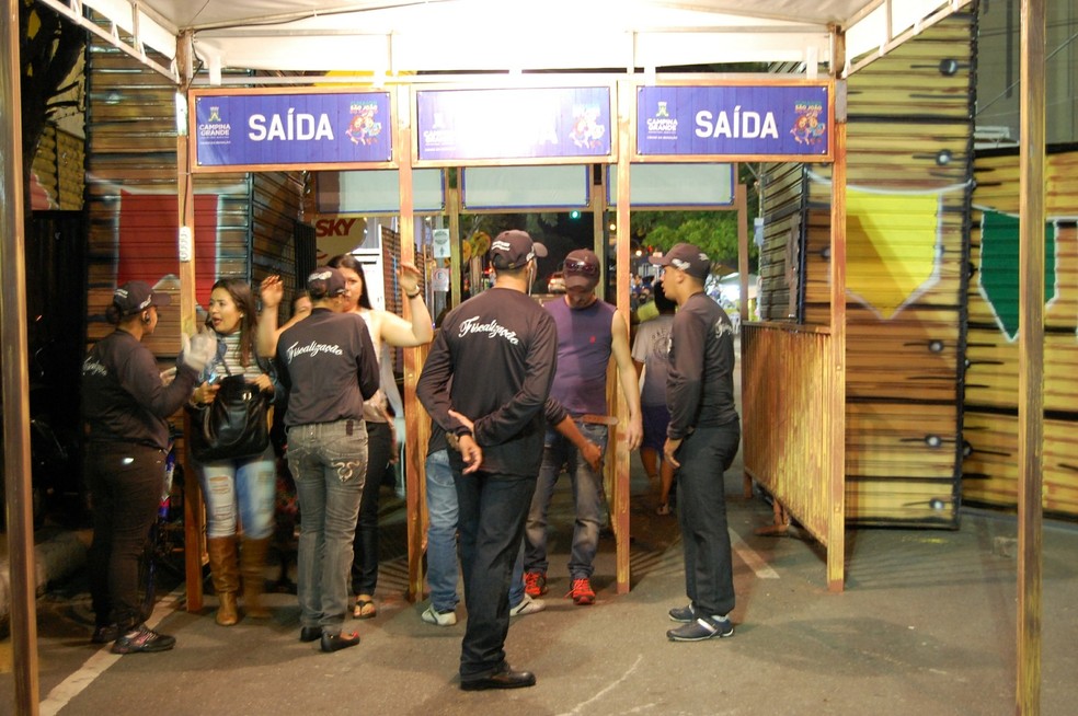 Segurança na entrada do Parque do Povo no São João de Campina Grande (Foto: Taiguara Rangel/Arquivo)