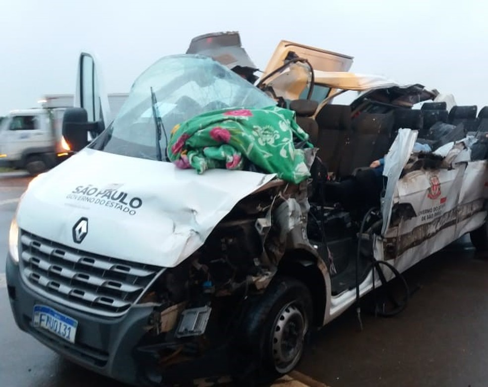 Van da secretaria de saúde de Apiaí transportava sete pessoas, quatro morreram no acidente em Capão Bonito — Foto: Divulgação